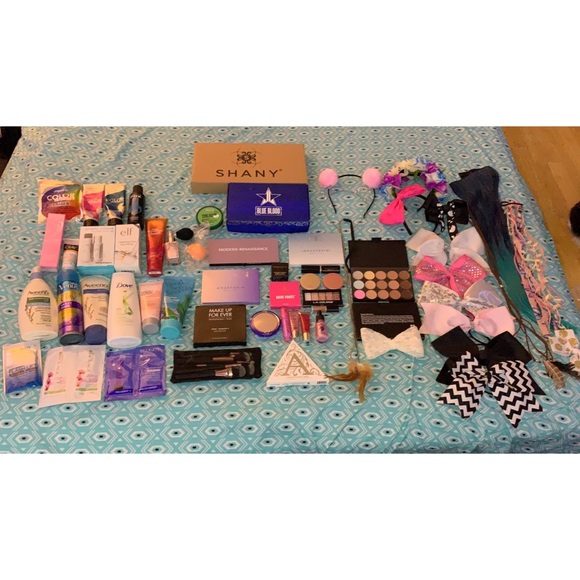 The Ultimate Makeup Addict Bundle - Picture 5 of 8